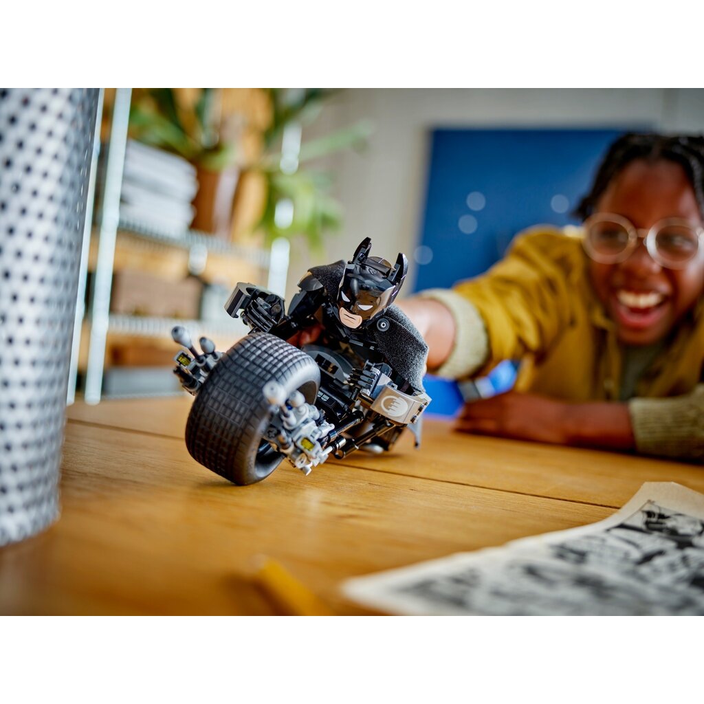LEGO BATMAN CONSTRUCTION FIGURE AND THE BAT-POD BIKE