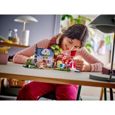 LEGO BEEKEEPERS' HOUSE AND FLOWER GARDEN