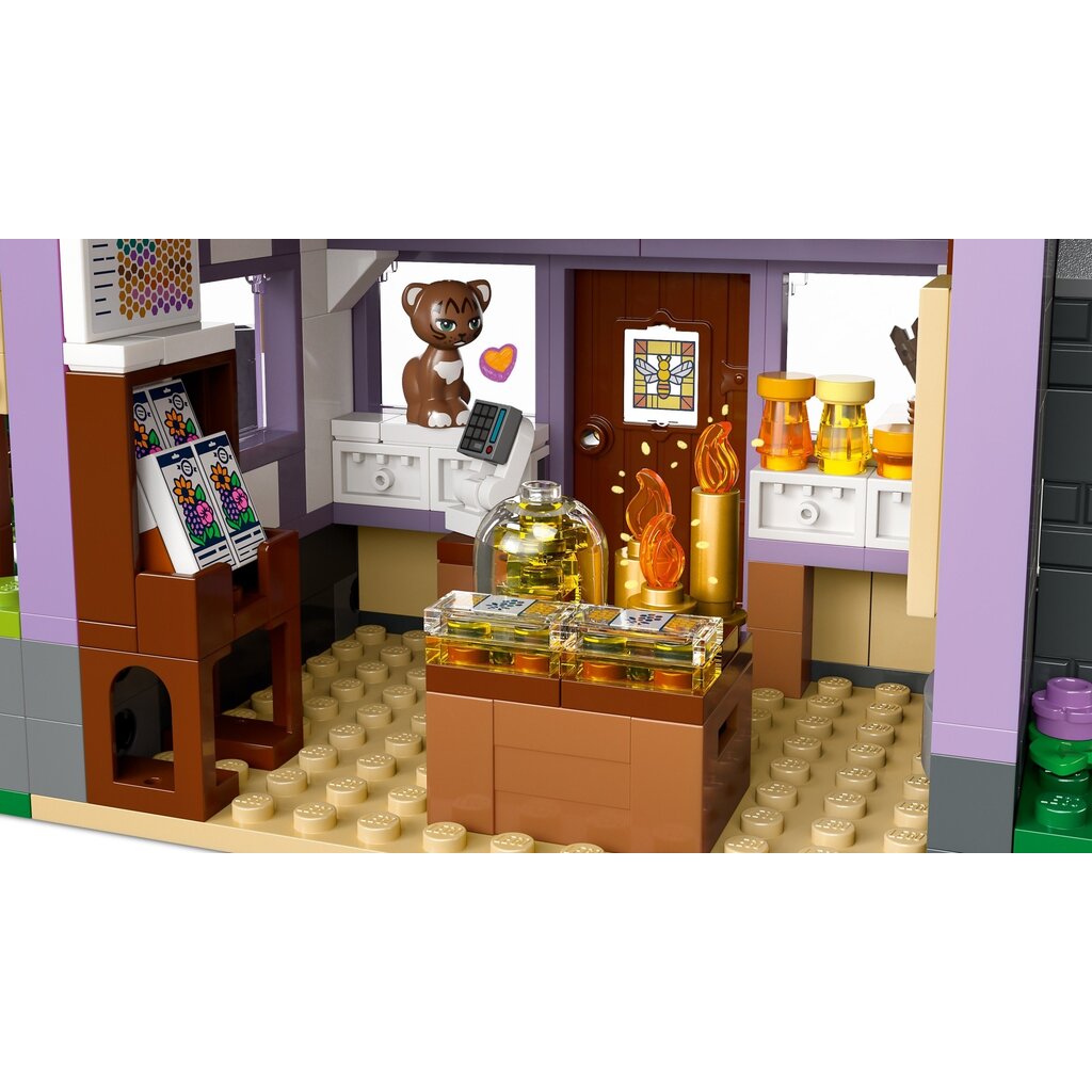 LEGO BEEKEEPERS' HOUSE AND FLOWER GARDEN