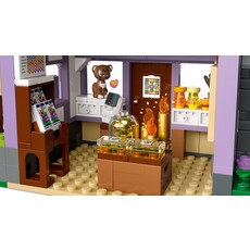 LEGO BEEKEEPERS' HOUSE AND FLOWER GARDEN