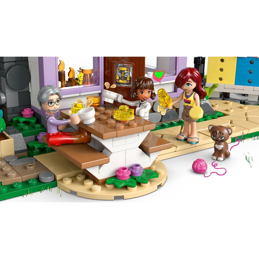 LEGO BEEKEEPERS' HOUSE AND FLOWER GARDEN