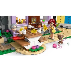 LEGO BEEKEEPERS' HOUSE AND FLOWER GARDEN