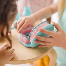 MELISSA AND DOUG SUPER SMILE DENTIST PLAY SET