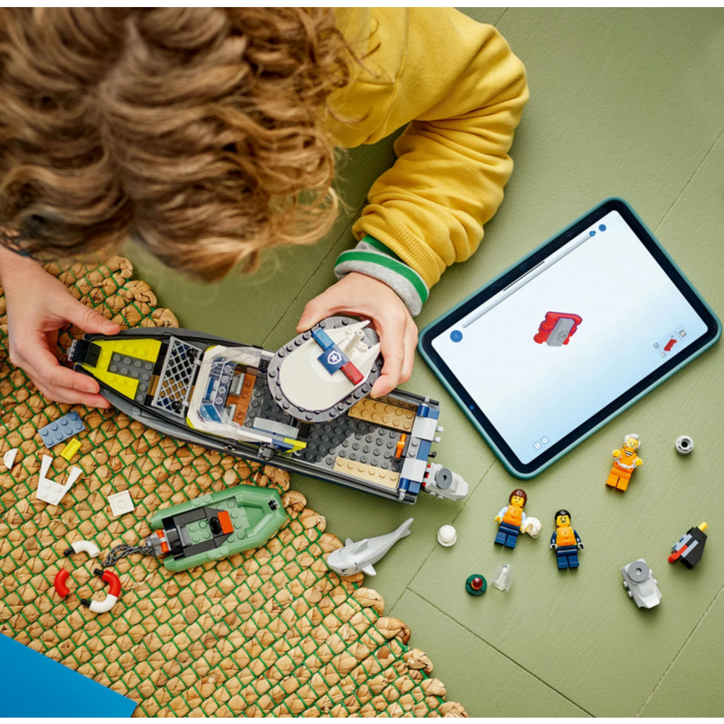 LEGO POLICE BOAT CHASE