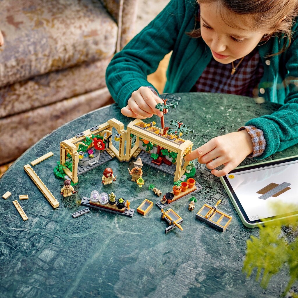 LEGO HOGWARTS CASTLE: HERBOLOGY CLASS