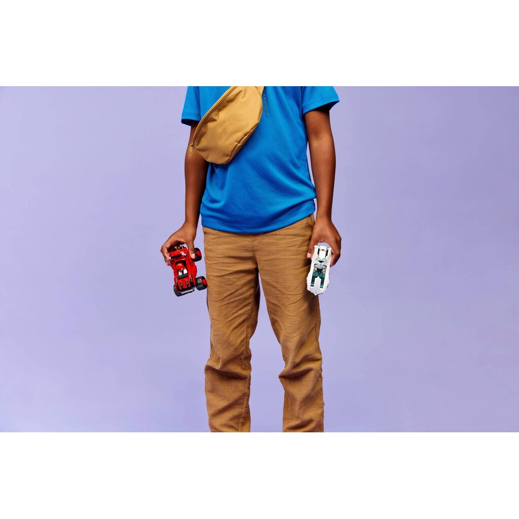 LEGO SILVER'S CAR VS KNUCKLES' MONSTER TRUCK