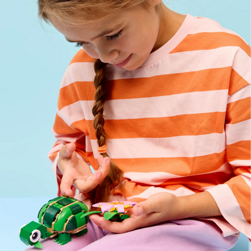 LEGO TURTLE WITH A WATER LILY FLOWER