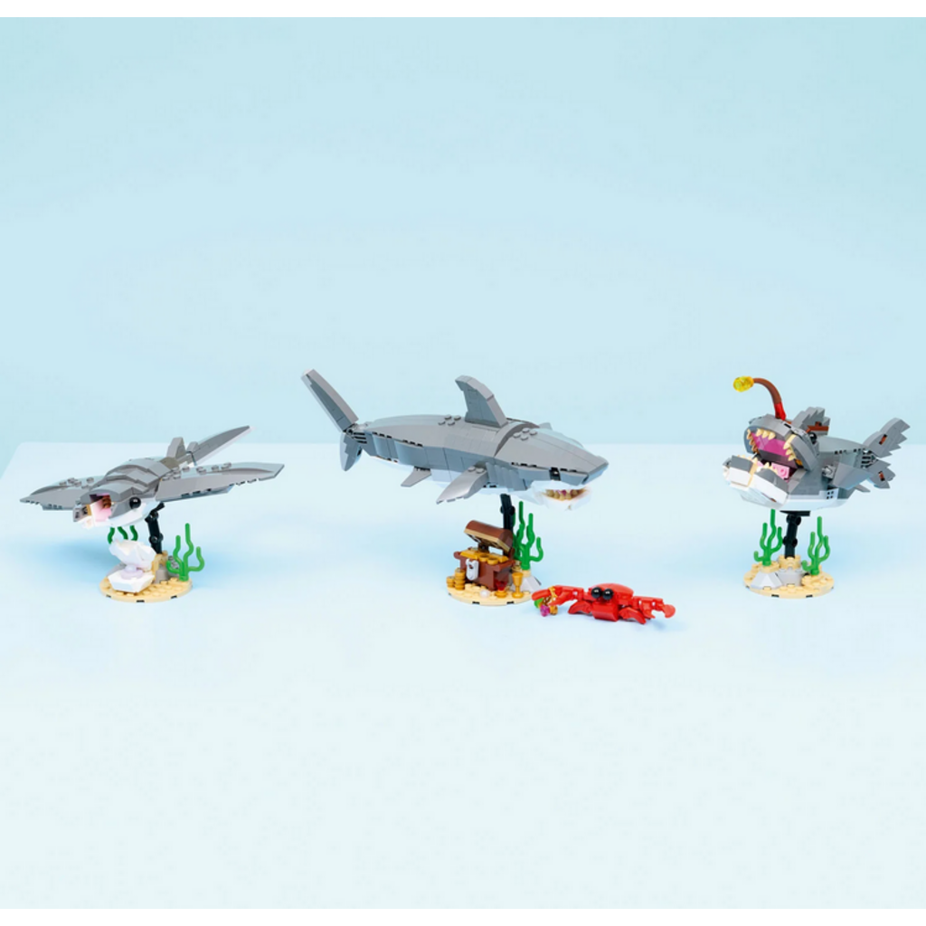 LEGO FIERCE SHARK WITH A TREASURE CHEST