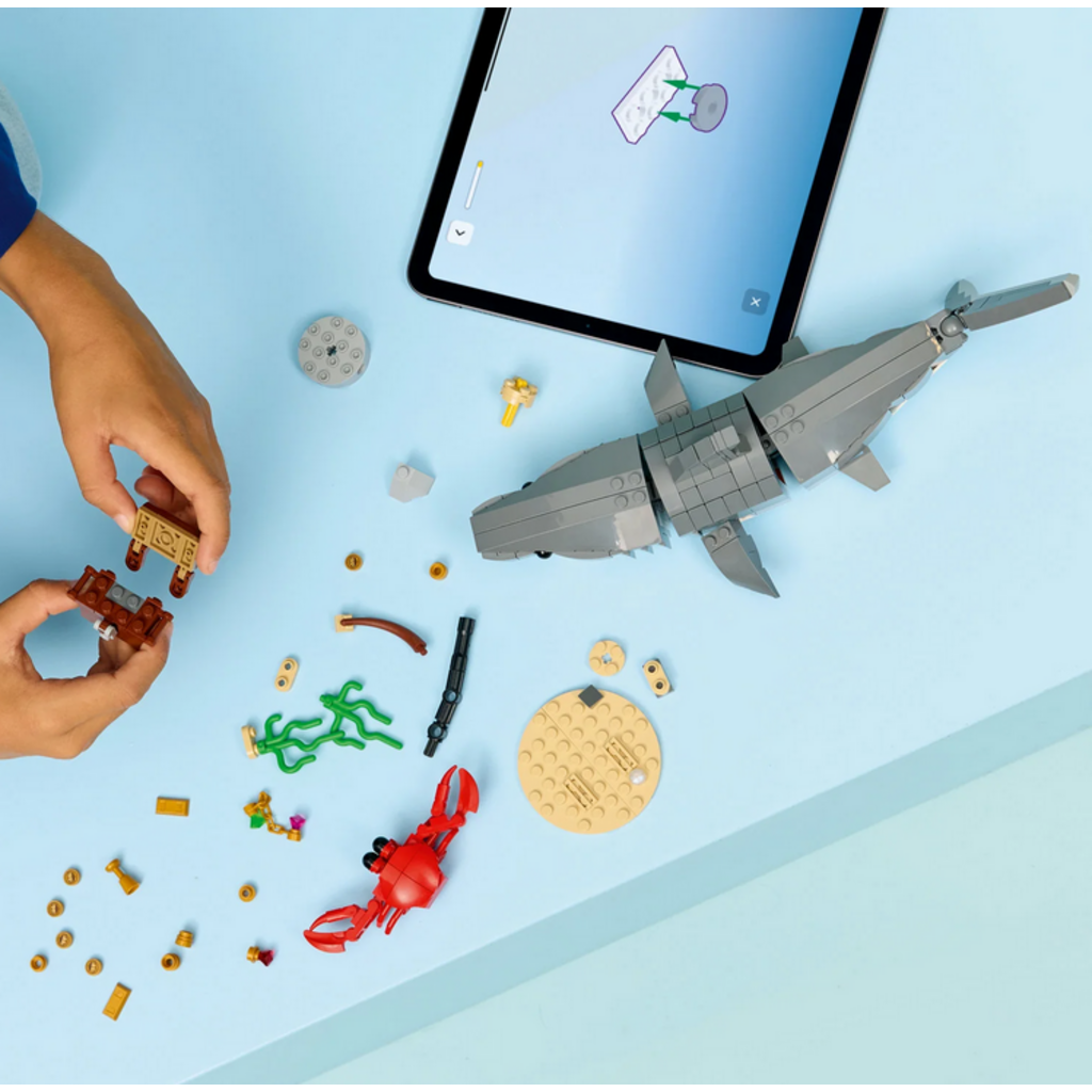 LEGO FIERCE SHARK WITH A TREASURE CHEST