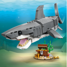 LEGO FIERCE SHARK WITH A TREASURE CHEST