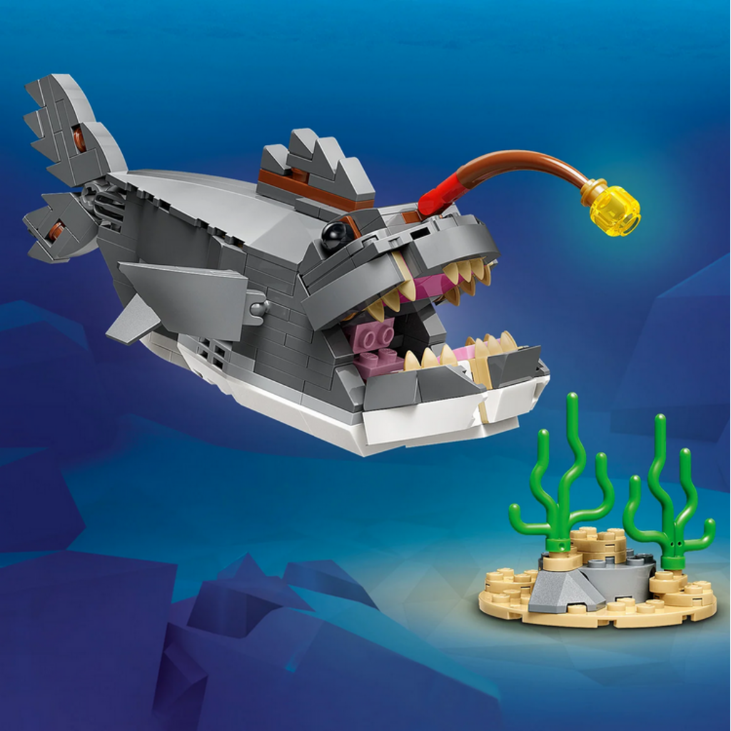 LEGO FIERCE SHARK WITH A TREASURE CHEST