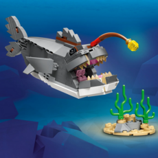 LEGO FIERCE SHARK WITH A TREASURE CHEST