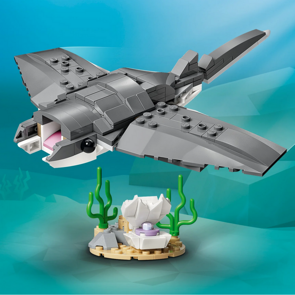 LEGO FIERCE SHARK WITH A TREASURE CHEST