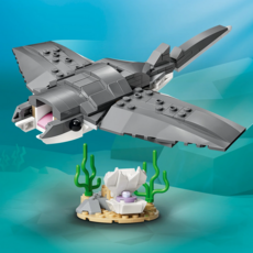 LEGO FIERCE SHARK WITH A TREASURE CHEST