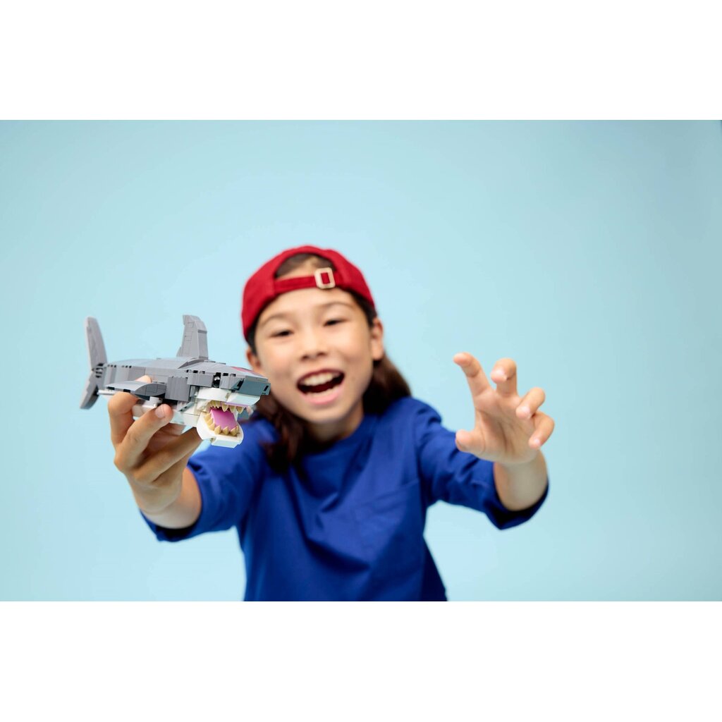 LEGO FIERCE SHARK WITH A TREASURE CHEST