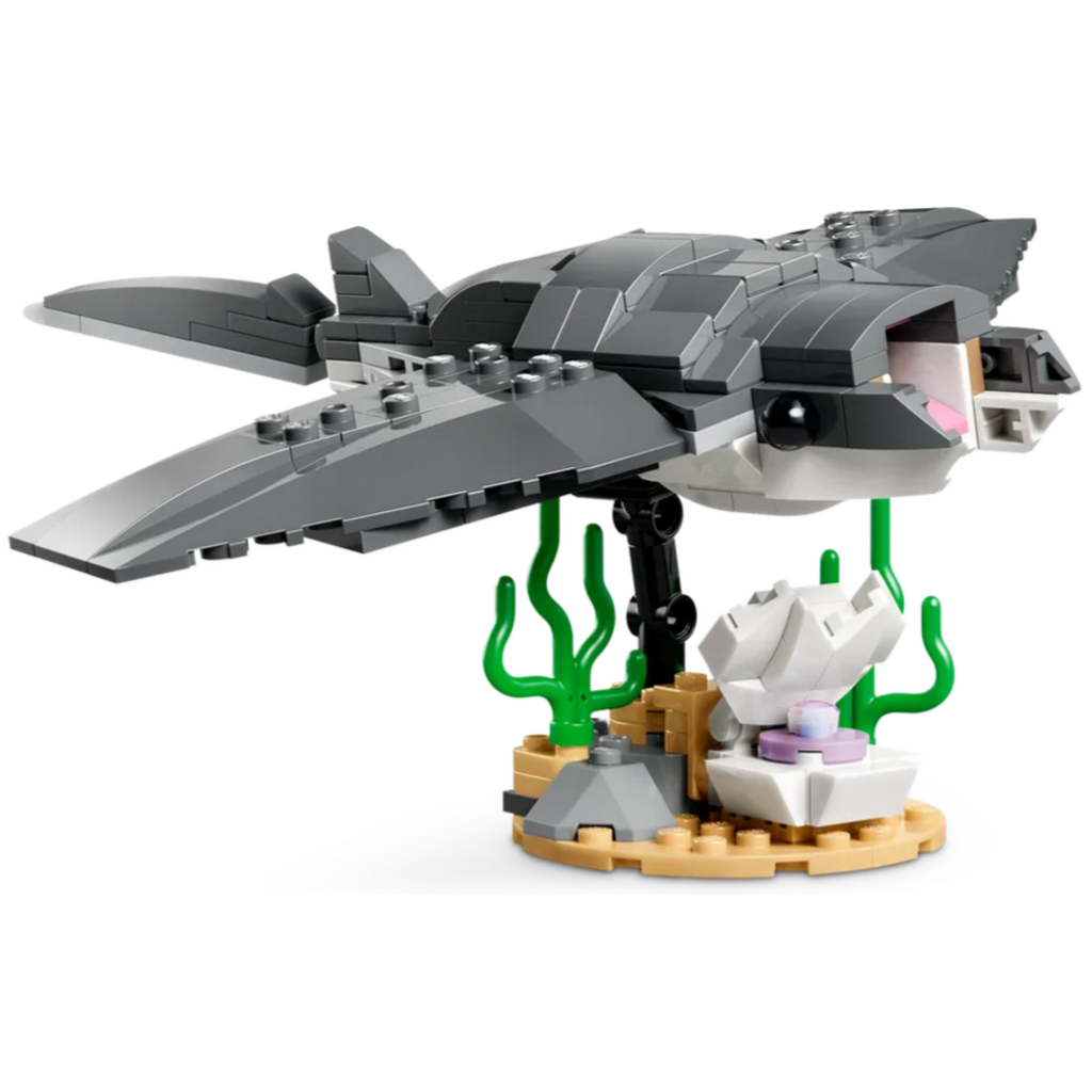 LEGO FIERCE SHARK WITH A TREASURE CHEST