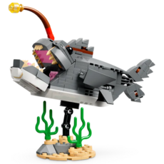 LEGO FIERCE SHARK WITH A TREASURE CHEST