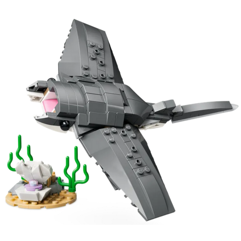 LEGO FIERCE SHARK WITH A TREASURE CHEST