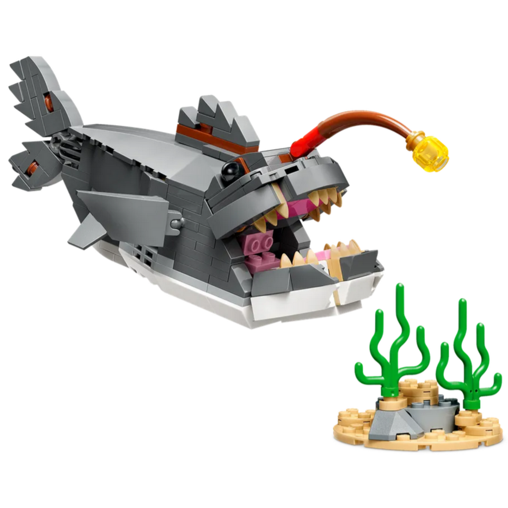 LEGO FIERCE SHARK WITH A TREASURE CHEST