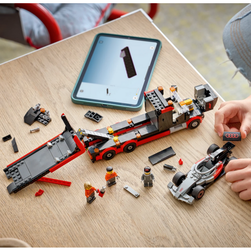 F1 DISPLAY TRUCK WITH AUDI F1 RACE CAR