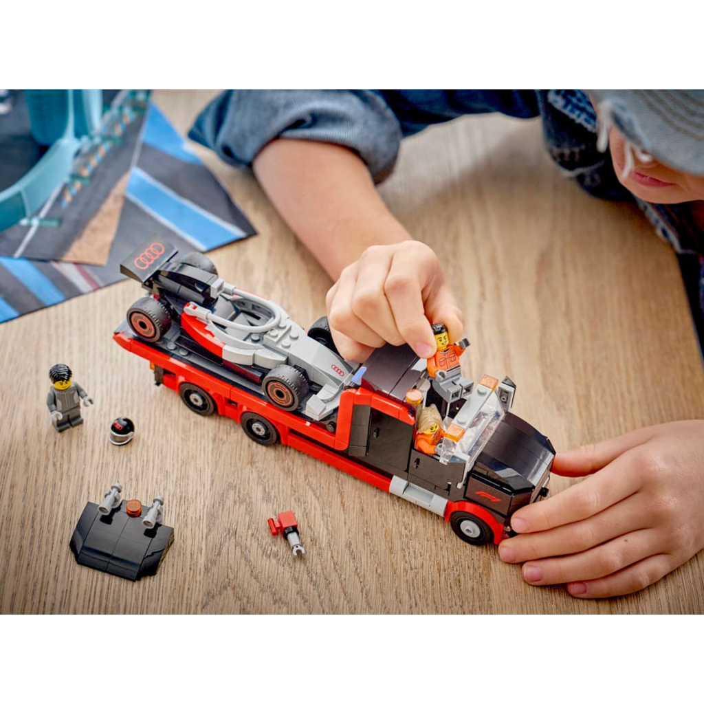 LEGO F1 DISPLAY TRUCK WITH AUDI F1 RACE CAR