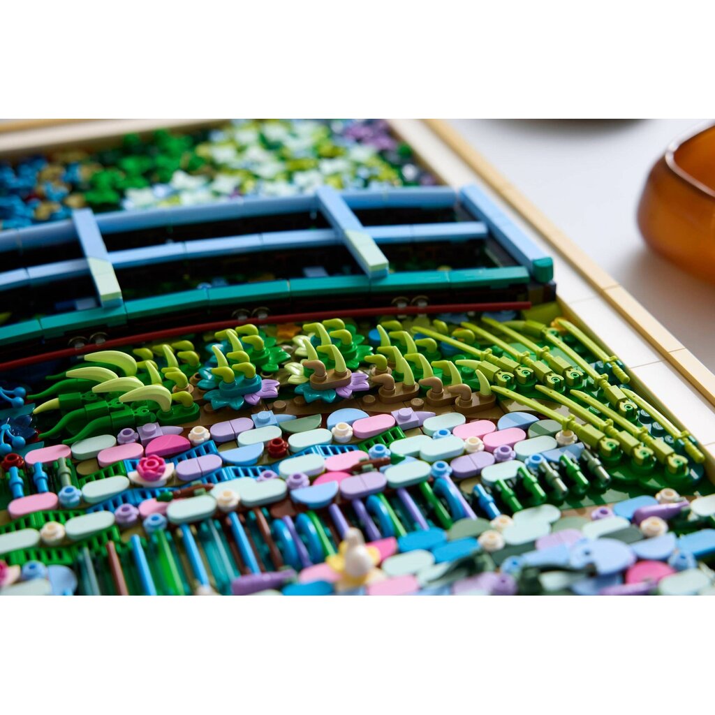 LEGO CLAUDE MONET BRIDGE OVER A POND OF WATER LILIES