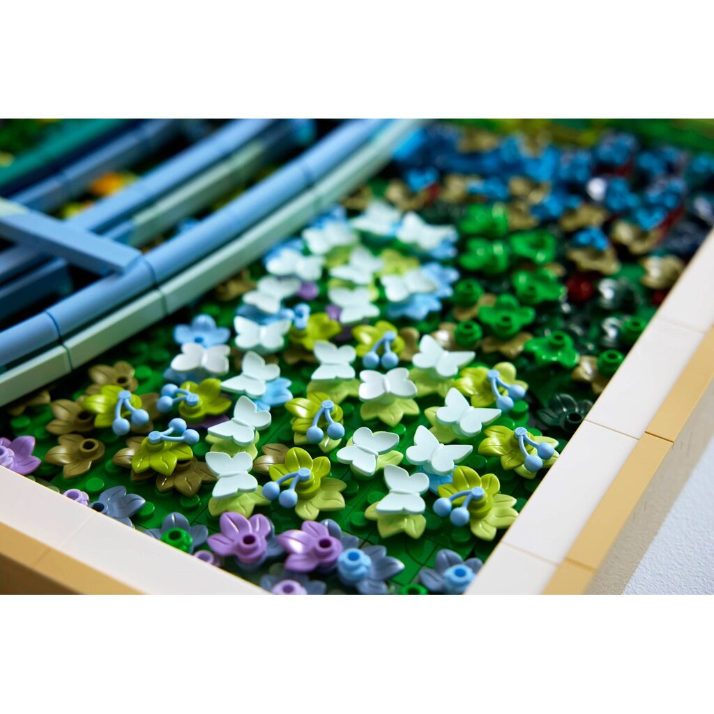 LEGO CLAUDE MONET BRIDGE OVER A POND OF WATER LILIES
