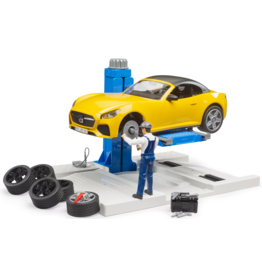 BRUDER TOYS AMERICA CAR SERVICE CENTER WITH ROADSTER BRUDER