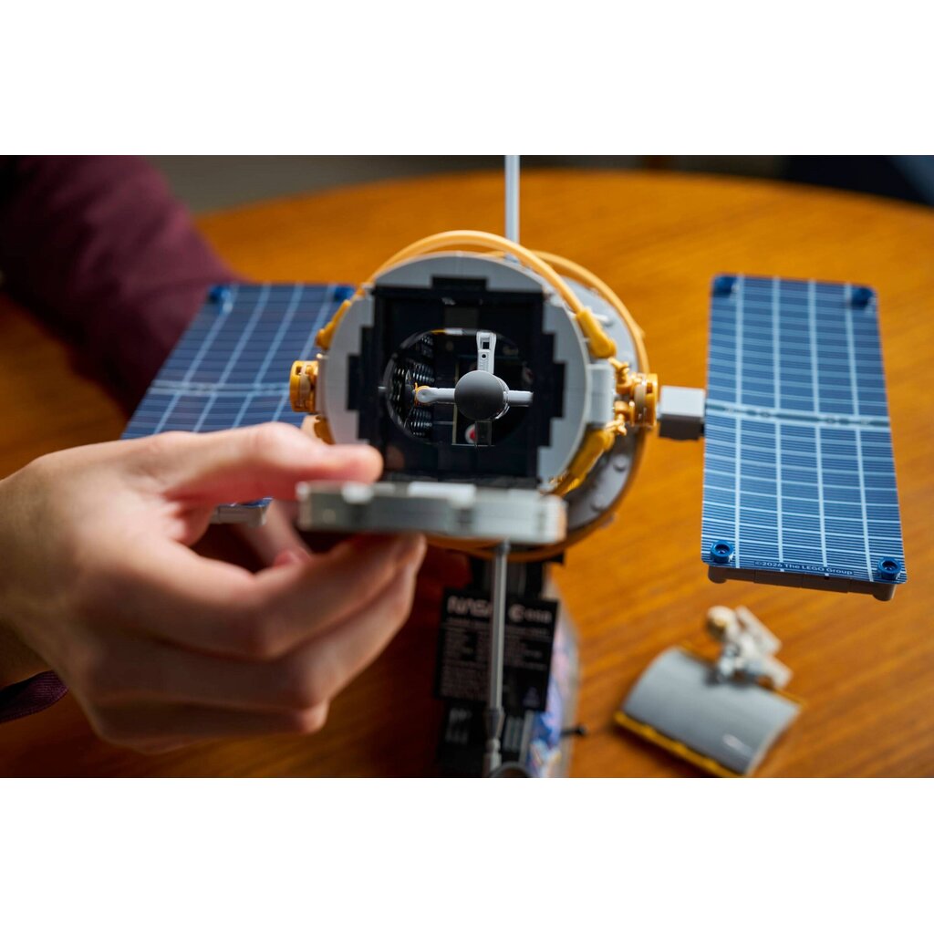 LEGO HUBBLE SPACE TELESCOPE