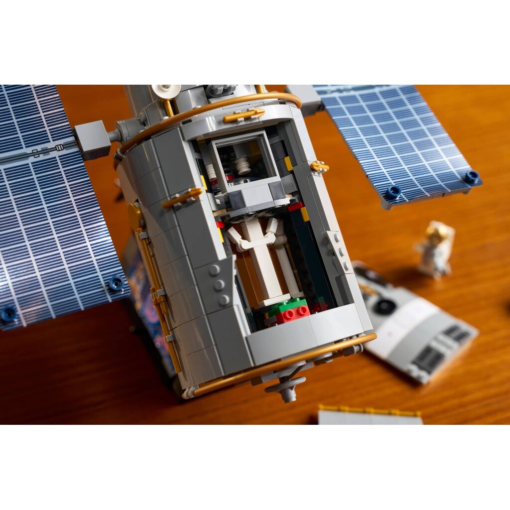 LEGO HUBBLE SPACE TELESCOPE