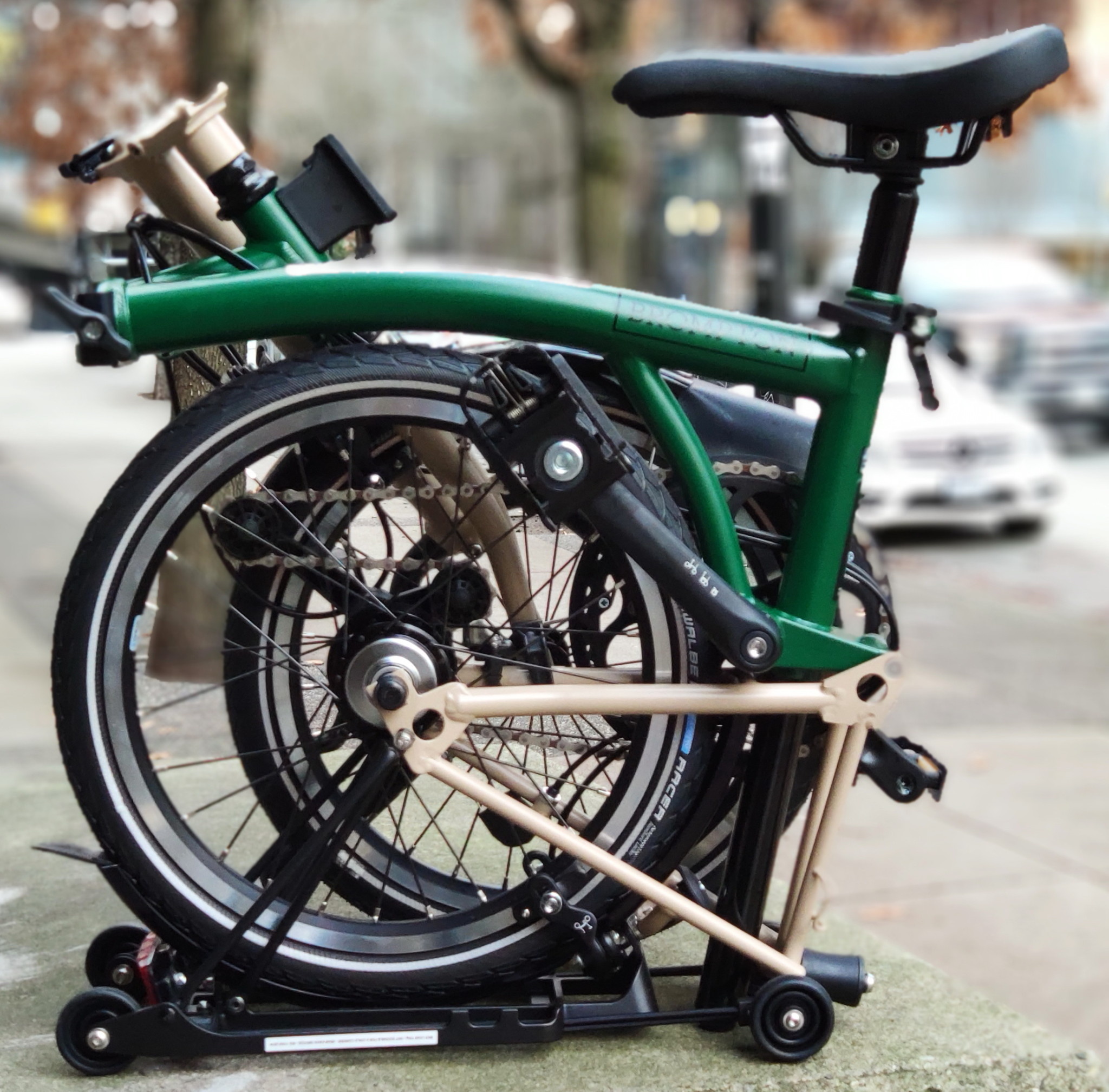 2024 Brompton C Line Explore High Rack Racing Green Dune Sand