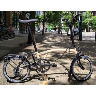 Brompton 2026 Brompton C Line 12spd - Mid - Rack - Dune Sand / Black