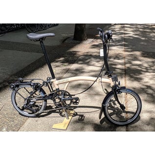 Brompton 2026 Brompton C Line 12spd - Mid - Rack - Dune Sand / Black