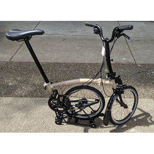 Brompton 2026 Brompton C Line 12spd - Mid - Rack - Dune Sand / Black