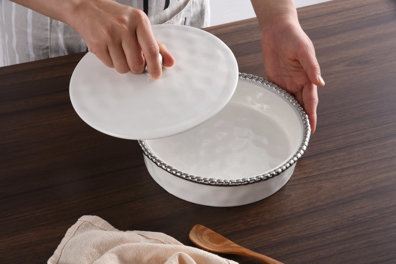 Round Covered Casserole Dish With Cover