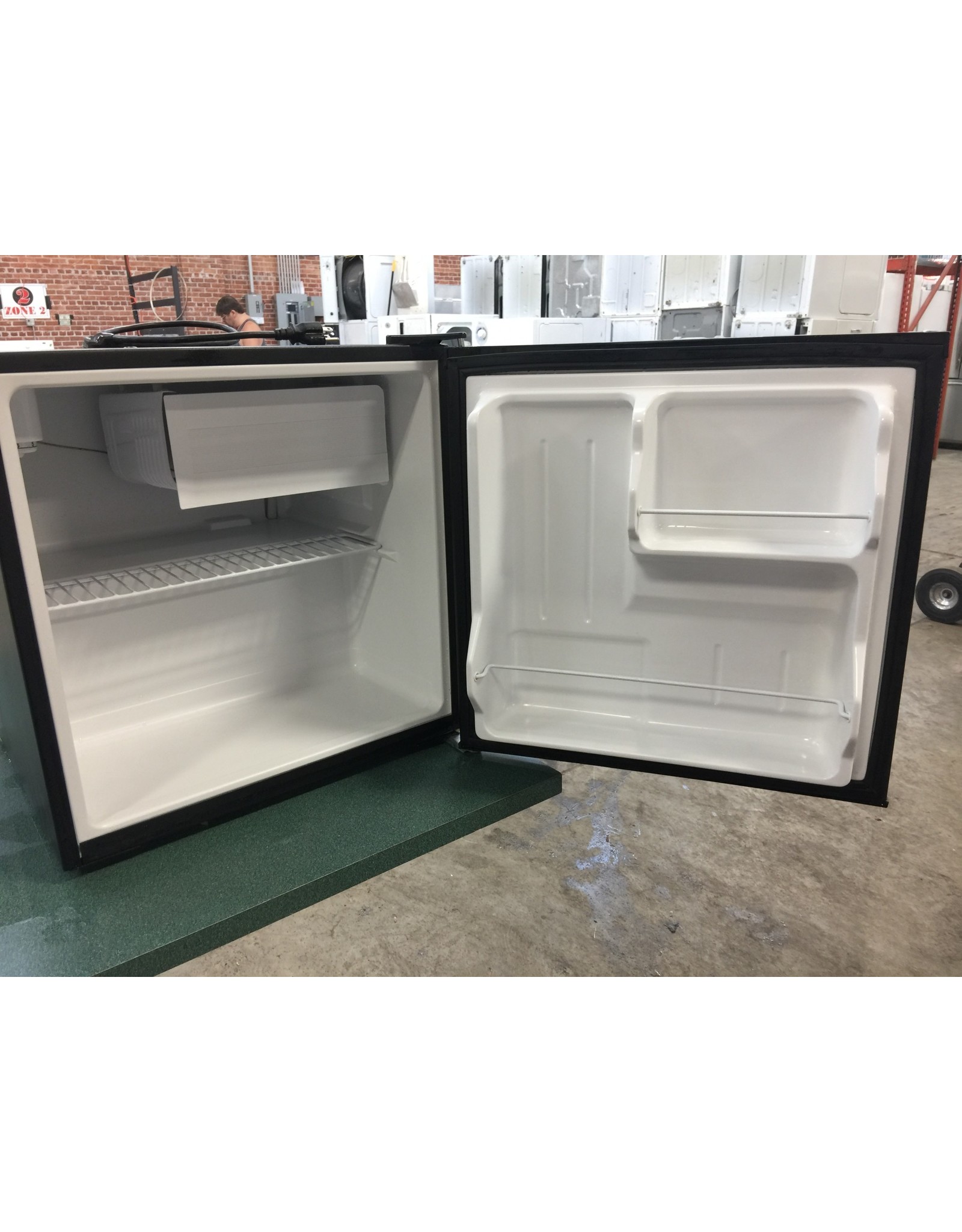 BLACK & DECKER BLACK & DECKER COMPACT MINI BLACK REFRIGERATOR