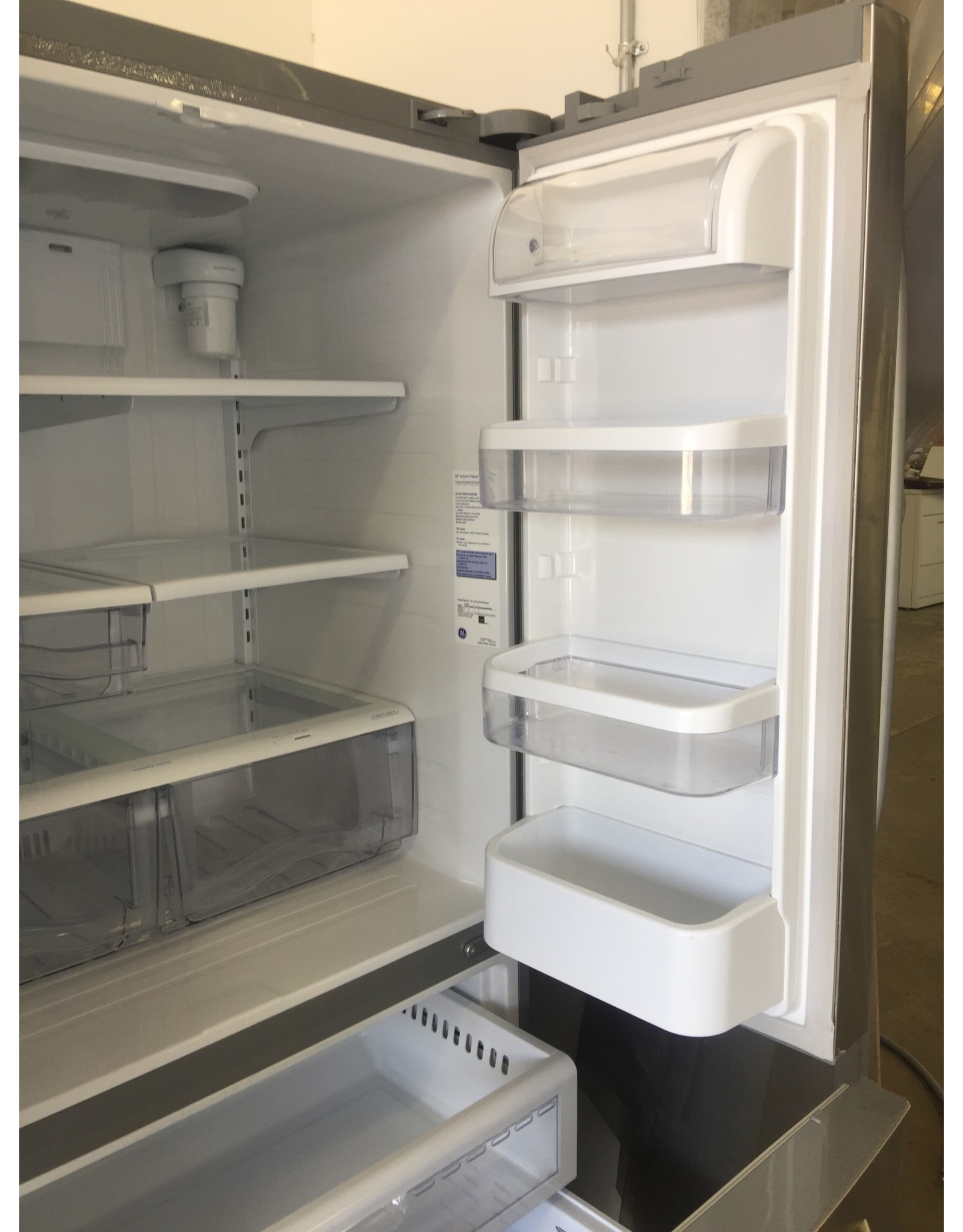 GE GE FRENCH DOOR STAINLESS REFRIGERATOR W/ICE & WATER DISPENSER