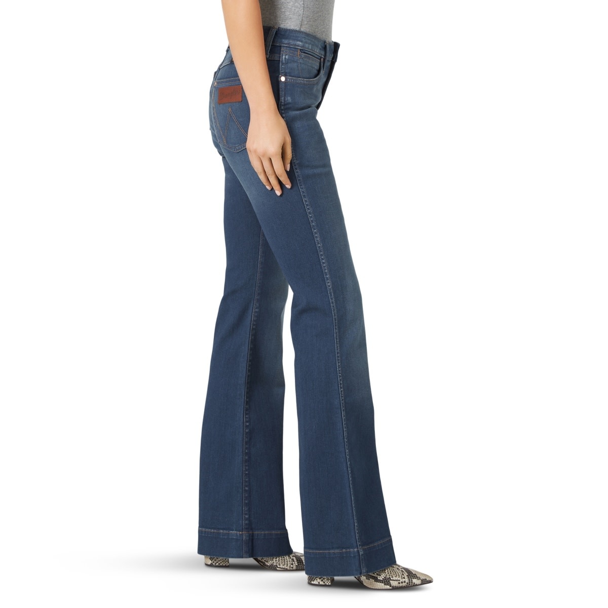 wrangler women's midtown high rise med trouser jeans