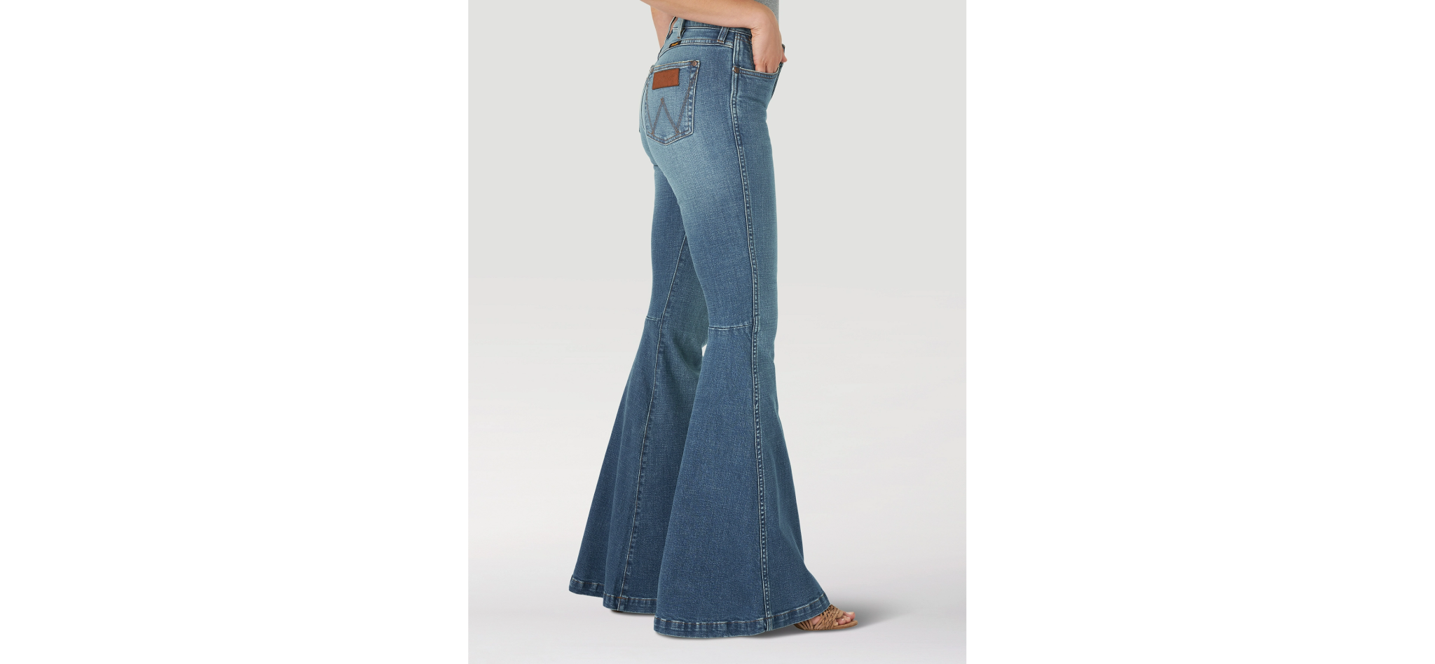 WRANGLER RETRO LIGHT WASH HIGHRISE FLARE JEANS 11MPFCW Corral Western