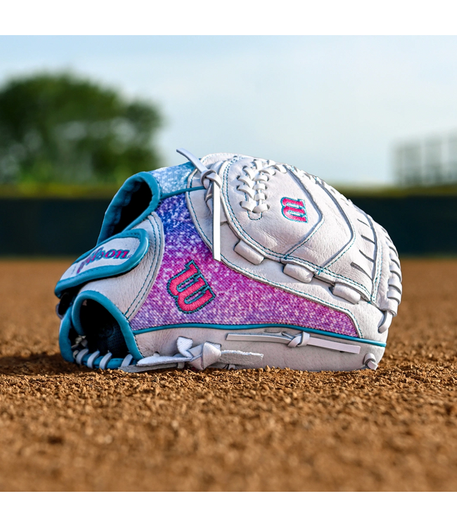 Wilson Flash™ 11” Youth Fastpitch Softball Glove
