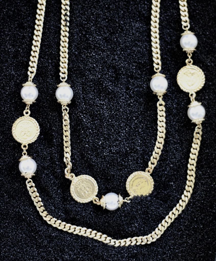 Jewelry Karin Sultan: Gold Coin and Pearl with <br />
flat Chain