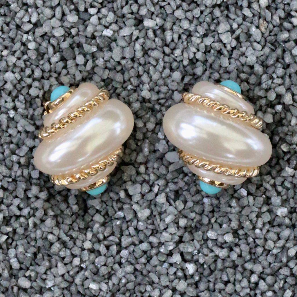 Jewelry VCExclusives: Shell Pearl with Turk Cabs