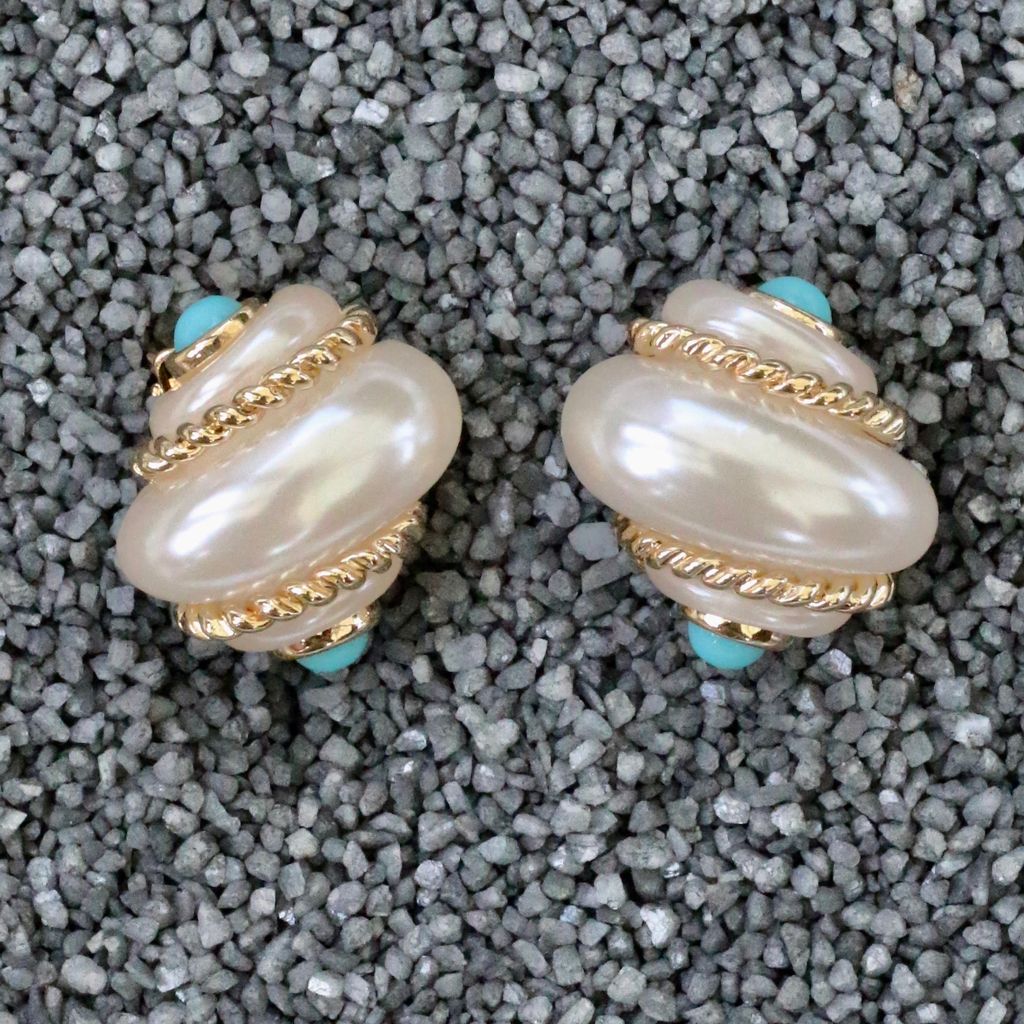 Jewelry VCExclusives: Shell Pearl with Turk Cabs