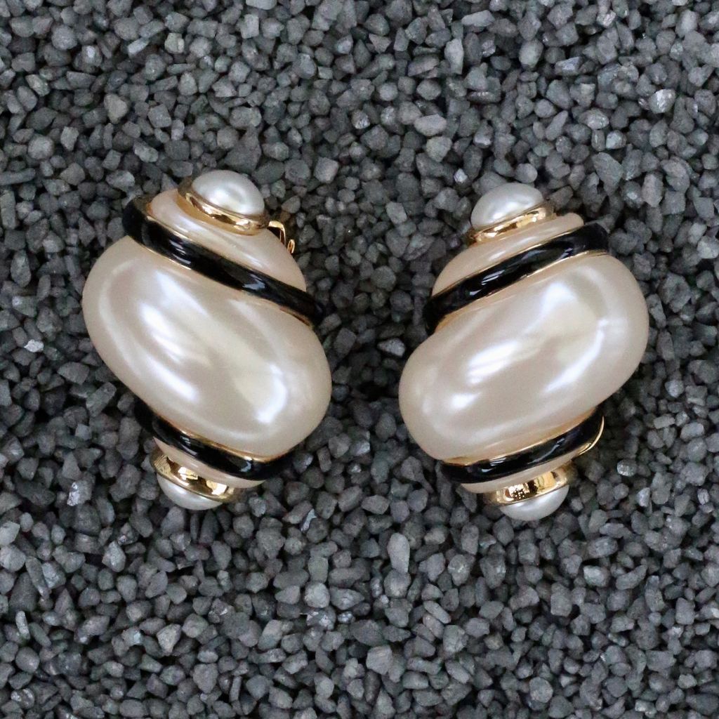 Jewelry VCExclusives: Shell with Black