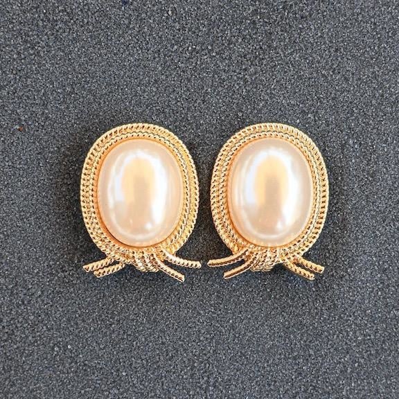 Jewelry VCExclusives: Pearl with Gold Rope Surround