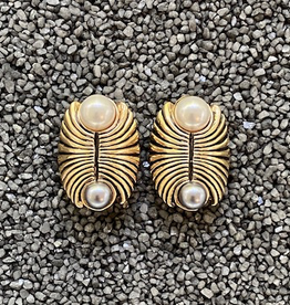 Jewelry VCExclusives: Two Pearls with Ant Gold