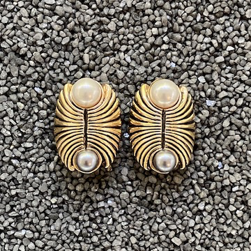 Jewelry VCExclusives: Two Pearls with Ant Gold