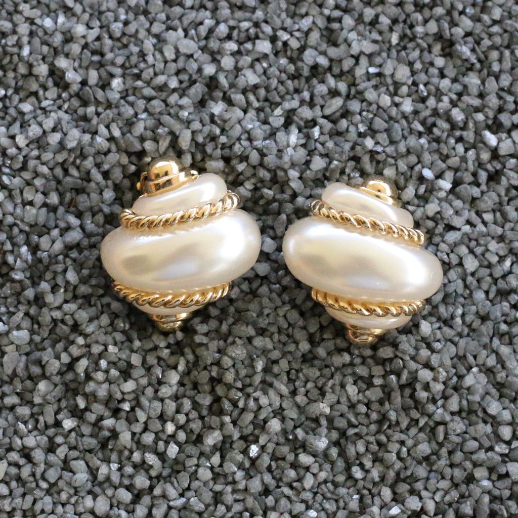 Jewelry VCExclusives: Pearl Shell w/Gold Rope