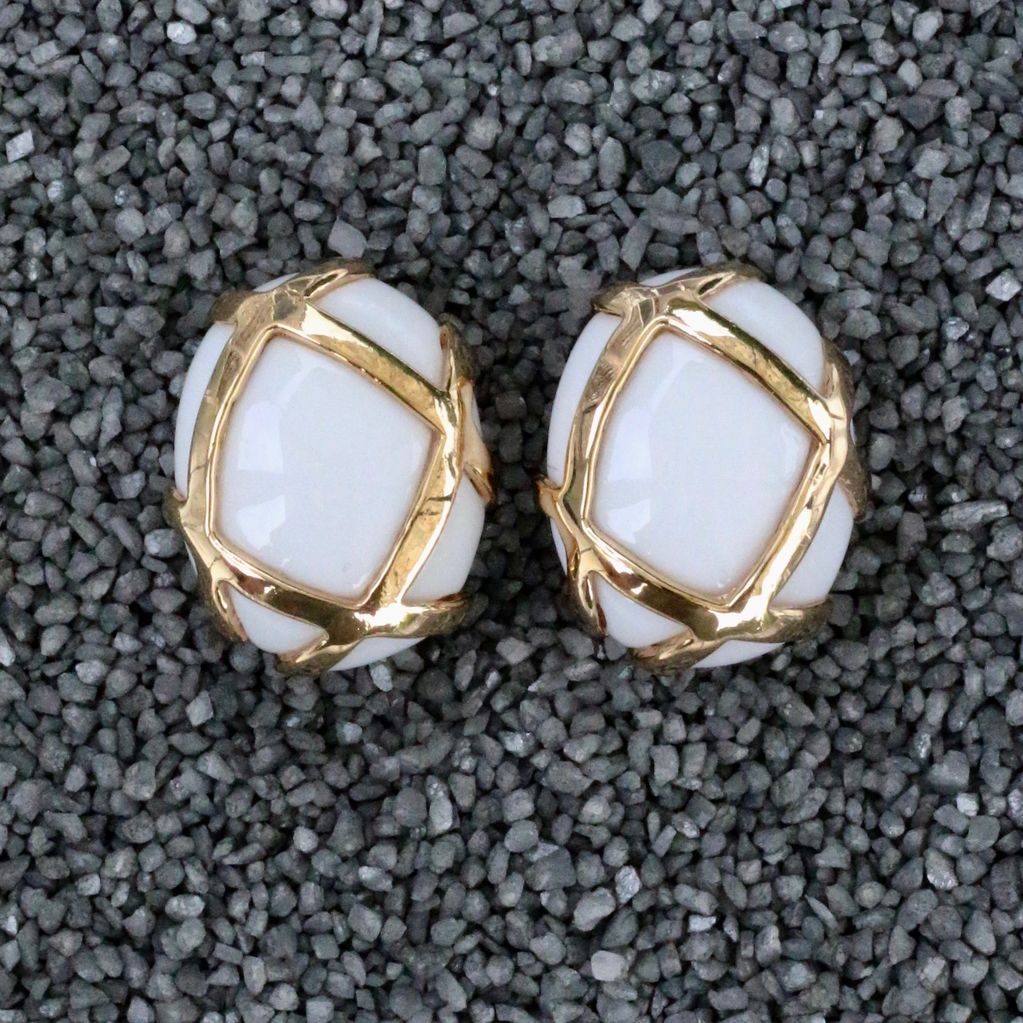 Jewelry VCExclusives: Oval White with Gold