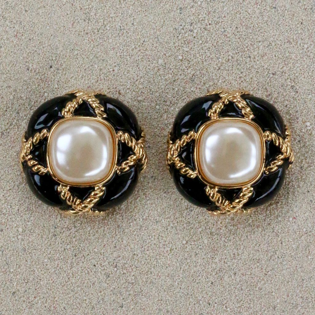 Jewelry VCExclusives: Fancy Button Black with Pearl Center